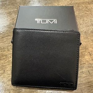 Tumi Delta Global ID lock shielded center flip ID